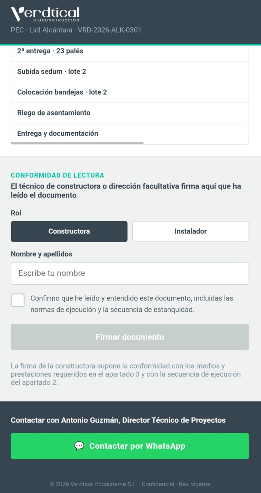 Pantalla del PEC en el móvil mostrando el bloque de firma de conformidad: selector de rol (constructora o instalador), campo de nombre, casilla de lectura confirmada y botón Firmar documento.